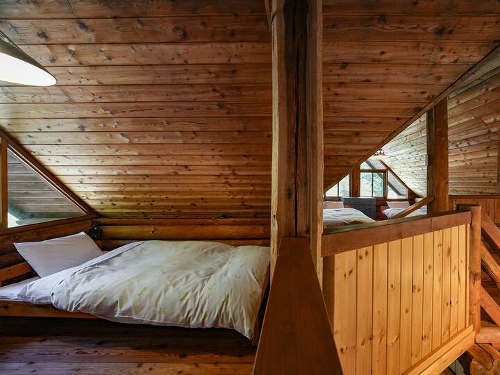 ・ [كامبانولا] غرفة نوم علوية في الطابق الثاني.يتم ترتيبها بحيث لا يمكن رؤيتها من الطابق الأول

