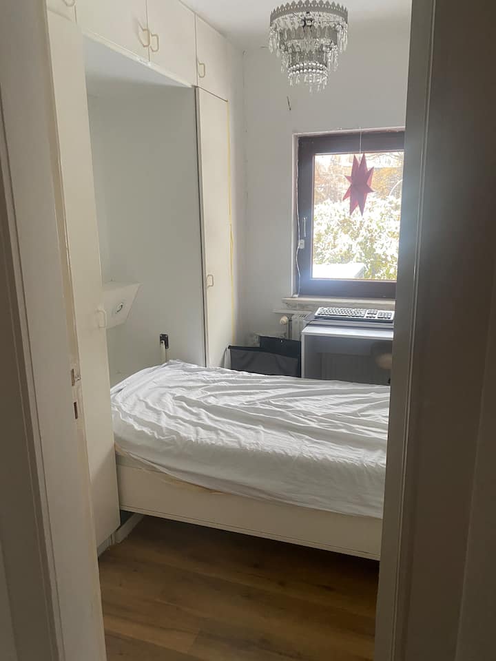 Në këtë dhomë ka një krevat dollapi për t 'u palosur. Alkove me dyshek mund të përdoret gjithashtu, por është më i përshtatshëm për fëmijët më të rritur, pasi është pak i ngushtë për të rriturit e gjatë. 