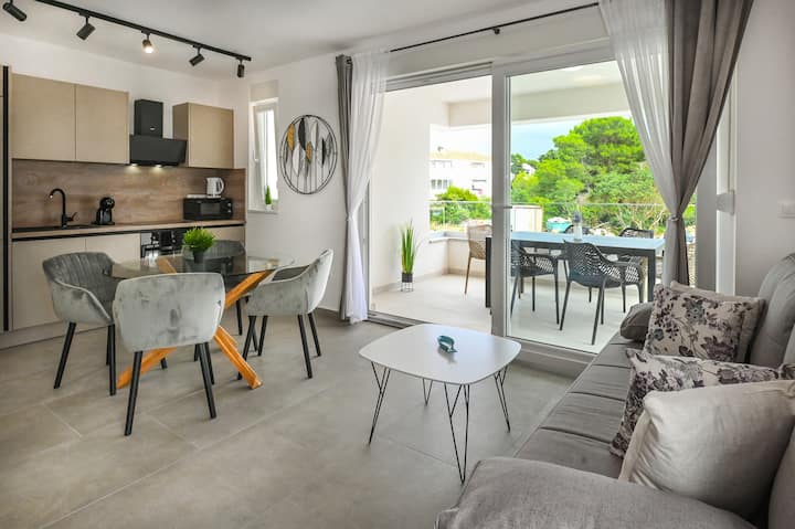 Apartments Break For 18 With Pool - Novalja