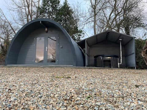 Executive Pod and Jacuzzi 1