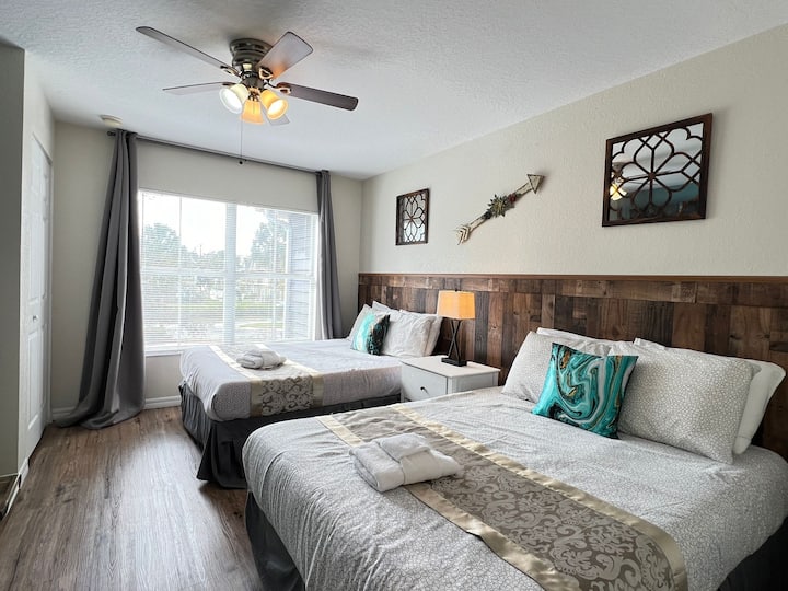 Este acogedor dormitorio ofrece mucho espacio para toda la familia, con dos cómodas camas de tamaño completo y un ambiente acogedor.