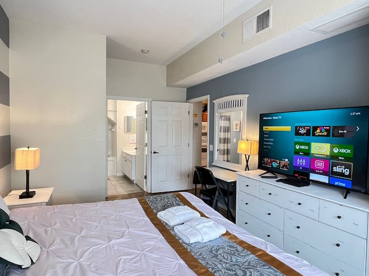 Este acogedor dormitorio ofrece un refugio tranquilo con una lujosa cama tamaño king, un televisor privado y un cómodo espacio de trabajo