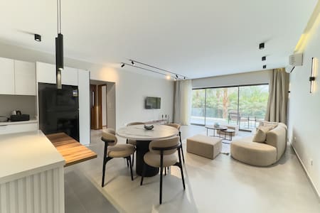 The Zen Home 2BR, Lakeview residence