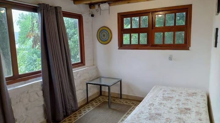 Importante: Cama na Sala! Essa cama está em ambiente aberto, é uma sala com cama + um colchão grande de enrolar. Não tem porta que fecha esse ambiente.