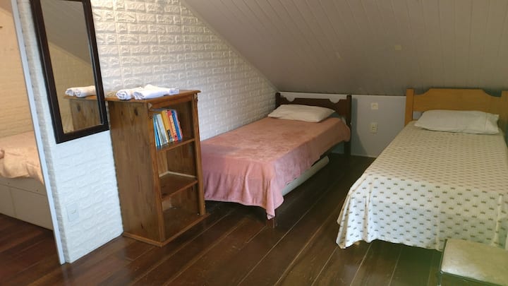 Importante: Cama na Sala! Essa cama está em ambiente aberto, é uma sala com cama. Não tem porta que fecha esse ambiente.