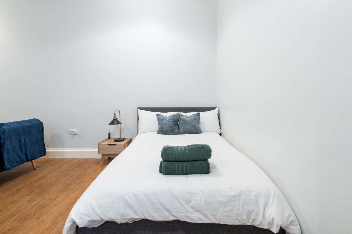 Удобен кревет со топла јорган за еден или двајца