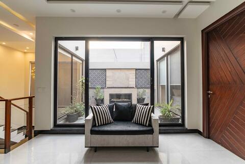 Contemporary room in DHA Phase6 - 5 mins to Raya