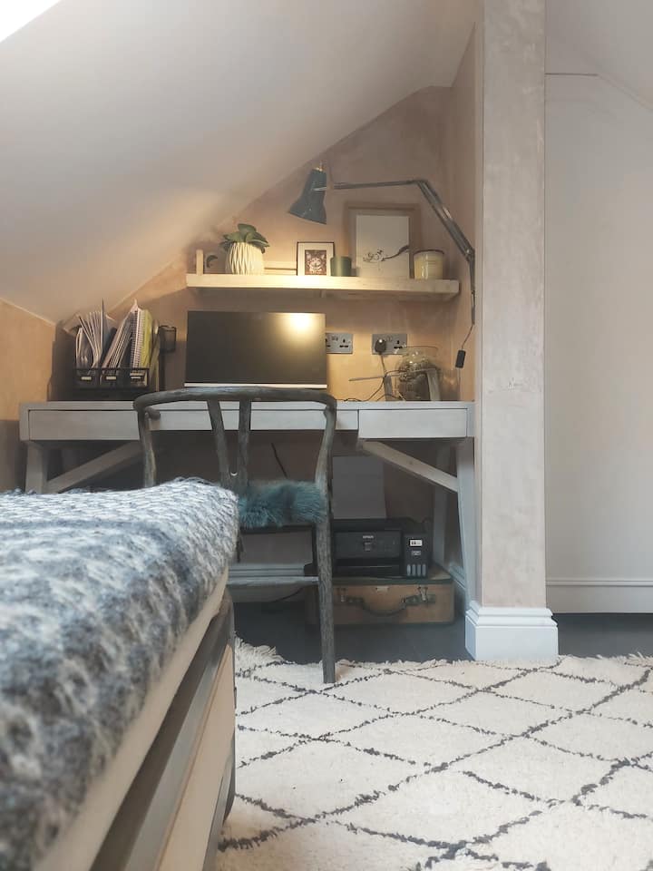 Sehemu ya ofisi ya nyumbani. Skrini na printa zinapatikana