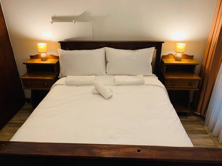 בתוך החדר הזה תמצאו מיטת מזחלת זוגית עם מצעים ומגבות באיכות של מלון, כמו גם שני שולחנות ליד המיטה, כל אחד עם מנורה.

