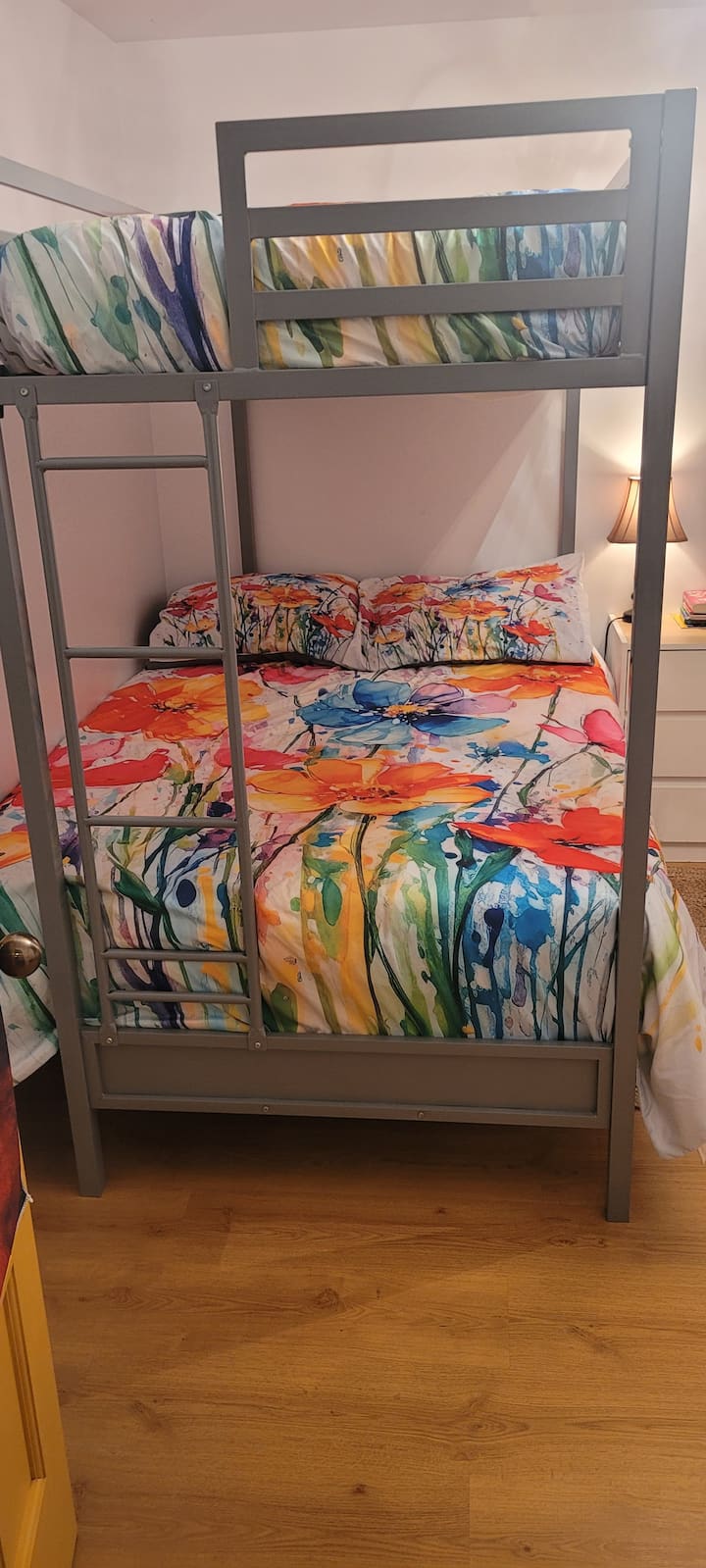 Kitanda cha watu wawili na kitanda cha juu cha mtu mmoja.