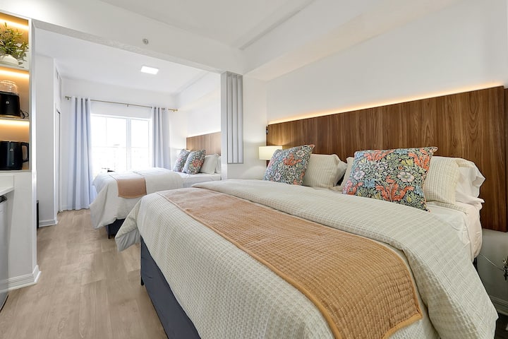 ห้องนอนกว้างขวางพร้อมเตียงคิงไซส์ 2 เตียงโต๊ะเครื่องแป้งและห้องครัวขนาดเล็ก เหมาะสำหรับครอบครัวหรือกลุ่มที่ต้องการความสะดวกสบายและความเป็นส่วนตัวเป็นพิเศษ