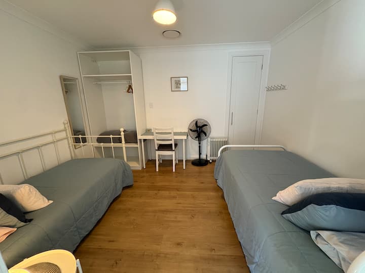 Druga spavaća soba ima jedan jednostruki krevet i jedan veliki jednostruki krevet. 
2 ormara i vješalice. 
Jastuci, posteljina i popluni. 
Radni stol i stolica. 
Pomoćni stolić i svjetiljka. 
Prijenosni ventilator i grijalica.
Ogledalo.