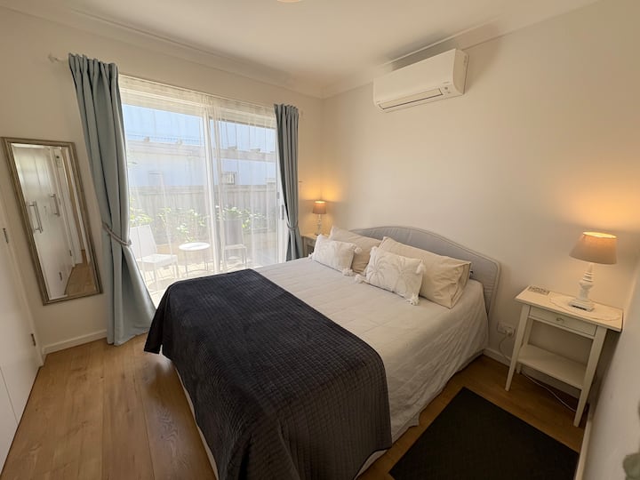 U glavnoj spavaćoj sobi nalazi se bračni krevet (160x200). 
Sva posteljina, deke, jastuci su uključeni.
2 noćna ormarića i svjetiljke.
Klima-uređaj. 
Ormar i vješalice.
Ladice.
Ogledalo. 
