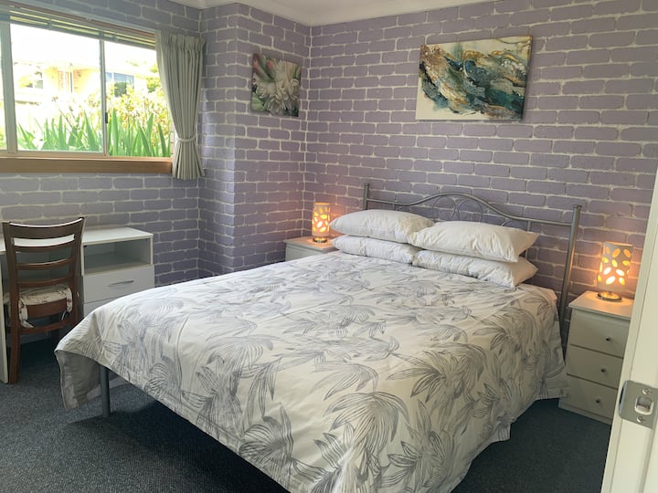 Questa è la camera da letto con un letto matrimoniale. Le lenzuola sono in puro cotone, pulite e ordinate. C'è una finestra sul lato est. Ci sono un ampio armadio e due comodini a 3 cassetti con lampade touch. Sono presenti anche una scrivania e una sedia