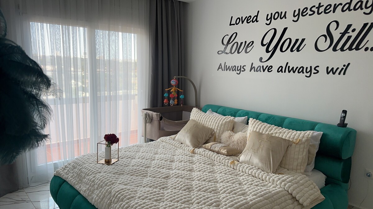 美丽的主套房，配有带按摩浴缸的套房浴室和2个两侧露台，可欣赏Ben aknoun森林的壮丽景色