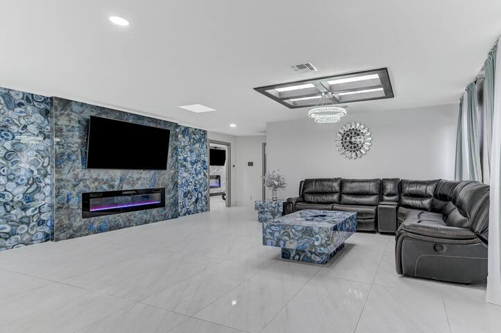 Luxury Villa Private Pool+Spa+Sauna+Billiard gallery image 4