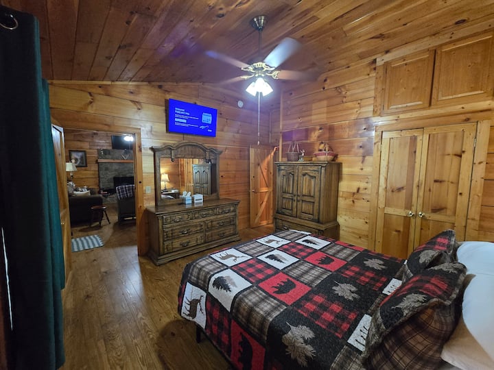 Bračni krevet, prostrani ormar s drvenim vješalicama za odjeću i puno ladica za odjeću. Noćne svjetiljke imaju električne i usb utičnice. Svjetlosna terapijska svjetiljka, stropni ventilator, rolete i zavjese za zamračivanje. Smart TV od 42"!