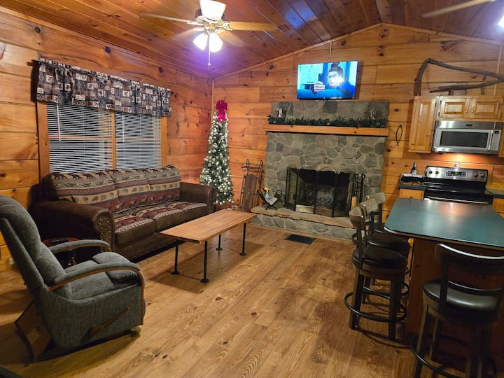 Wi-Fi, 42-inčni pametni TV, kauč na razvlačenje za dvije osobe, stolice za ljuljanje i okretne stolice na otočnom baru za vas i vaše goste dok stvarate uspomene u kolibi. HEPA pročišćivač zraka. Kameni kamin, 2 stropna ventilatora, centralno grijanje i klima-uređaj.