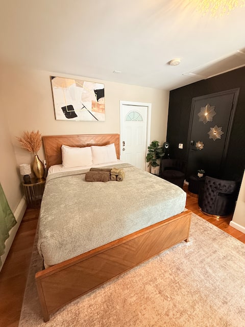 Private ensuite room with own entry. Very private