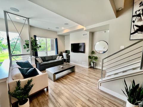 Successful Airbnb property: Luxury Townhome Private Rooftop Hot Tub City Views in Jefferson Park