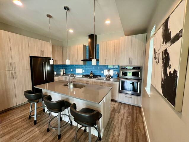 Pvt RoofTop HotTub w/Park-Facing City Views gallery image 3