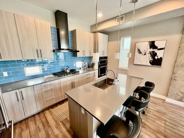 Pvt RoofTop HotTub w/Park-Facing City Views gallery image 4