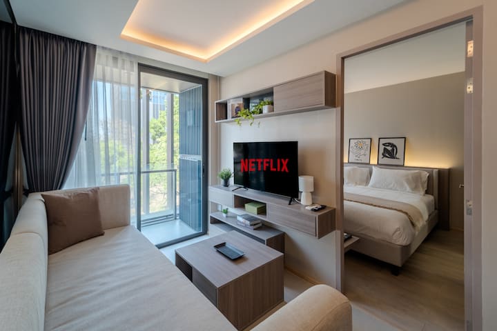 5 Star Luxury Sky Pool 2BR condo near BTS Thong Lo gallery image 2