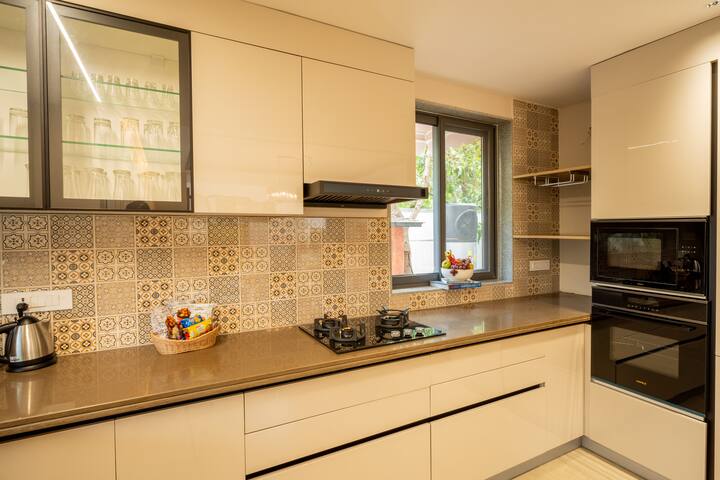 Full kitchen image 2