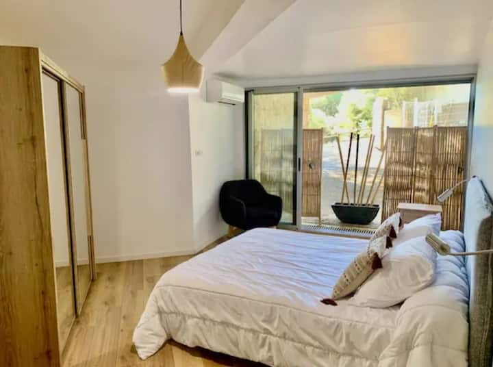 מיטה זוגית ב -160 עם ארון אחסון המשקיף על הבמבוק.
נוף חיצוני בצד החניה.

תקשורת עם המעונות.

חדר רחצה משותף עם שירותים כפולים בקרבת מקום 