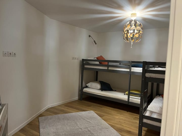 4 מיטות יחיד ב -90. 

תקשורת עם חדר 4.

חדר רחצה משותף עם שירותים כפולים בקרבת מקום