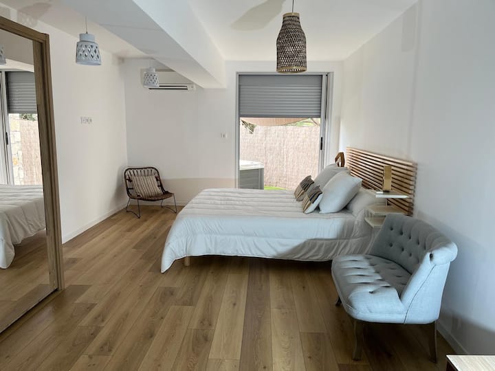 מיטה זוגית בחדר שינה ב -160 עם גישה ישירה לג'קוזי, ארון אחסון.

חדר רחצה משותף עם שירותים כפולים בקרבת מקום 