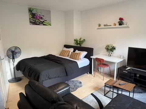 Erfolgreiche Airbnb-Immobilie: Cozy Space by the Train Station in Südviertel