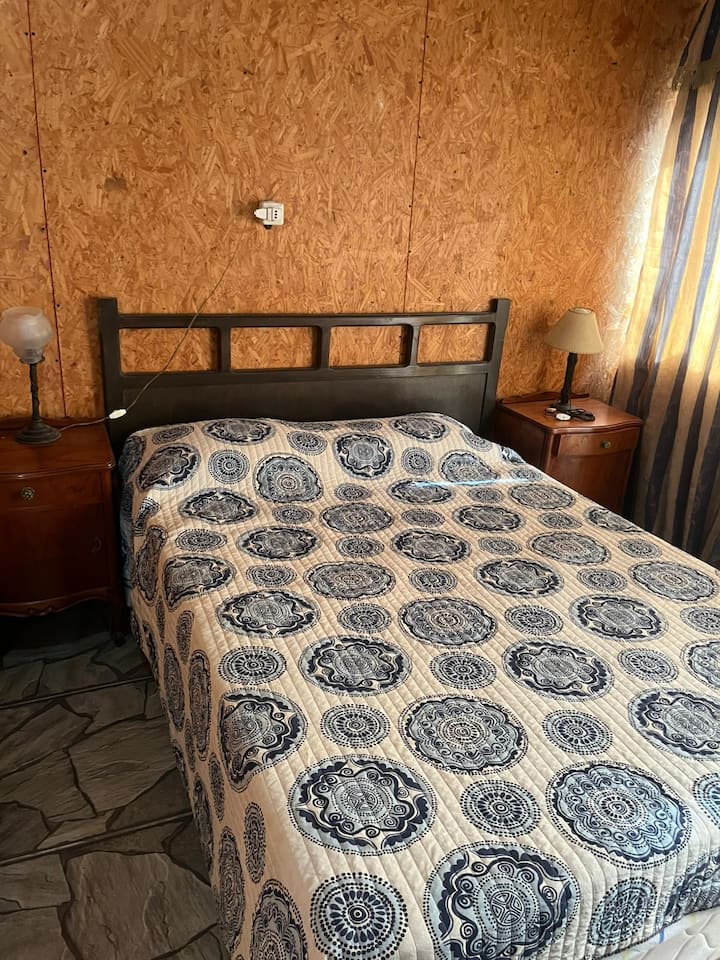 Todas las habitaciones cuentan con espacios compartidos como la cocina, la sala de estar, baño, patio delantero y trasero.