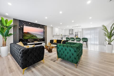 Top performing Airbnb: High-End Condo Near Old Montreal. FREE Parking. in Longueuil