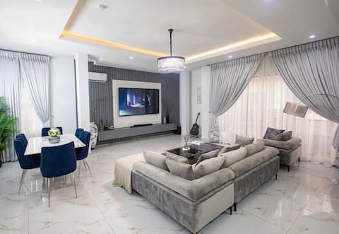 Contemporary 4BR Duplex | Fast WiFi+Chef on Demand