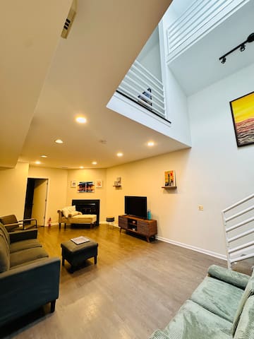 3 floor 2000 sqft home, deck, w/d, central