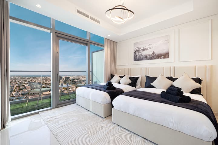 Zobuďte sa do luxusu v tejto pokojnej spálni s priamym prístupom na balkón. Vyjdite von a vychutnajte si nádherný výhľad, oddýchnite si pri rannej káve alebo si oddýchnite po dlhom dni vo svojom súkromnom vonkajšom priestore. Čaká na vás dokonalá kombinácia pohodlia a elegancie.