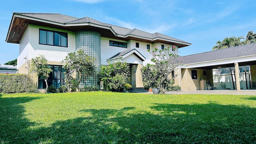 富人区素坤逸71巷花园泳池别墅，前后双花园私密性极强 订满三天以上送接机