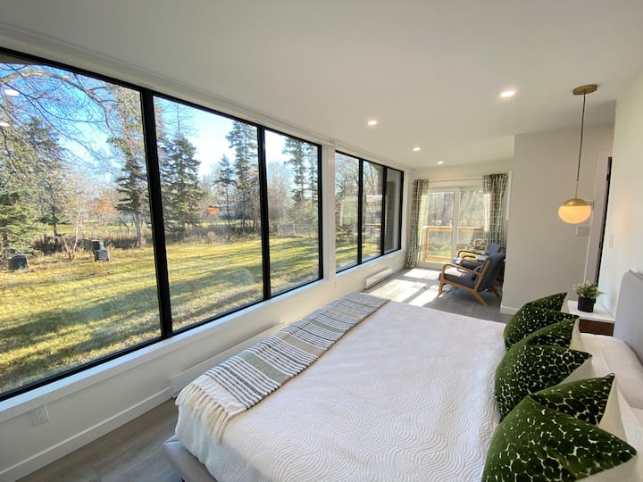 主卧配有加大双人床，面向美丽的后院。 