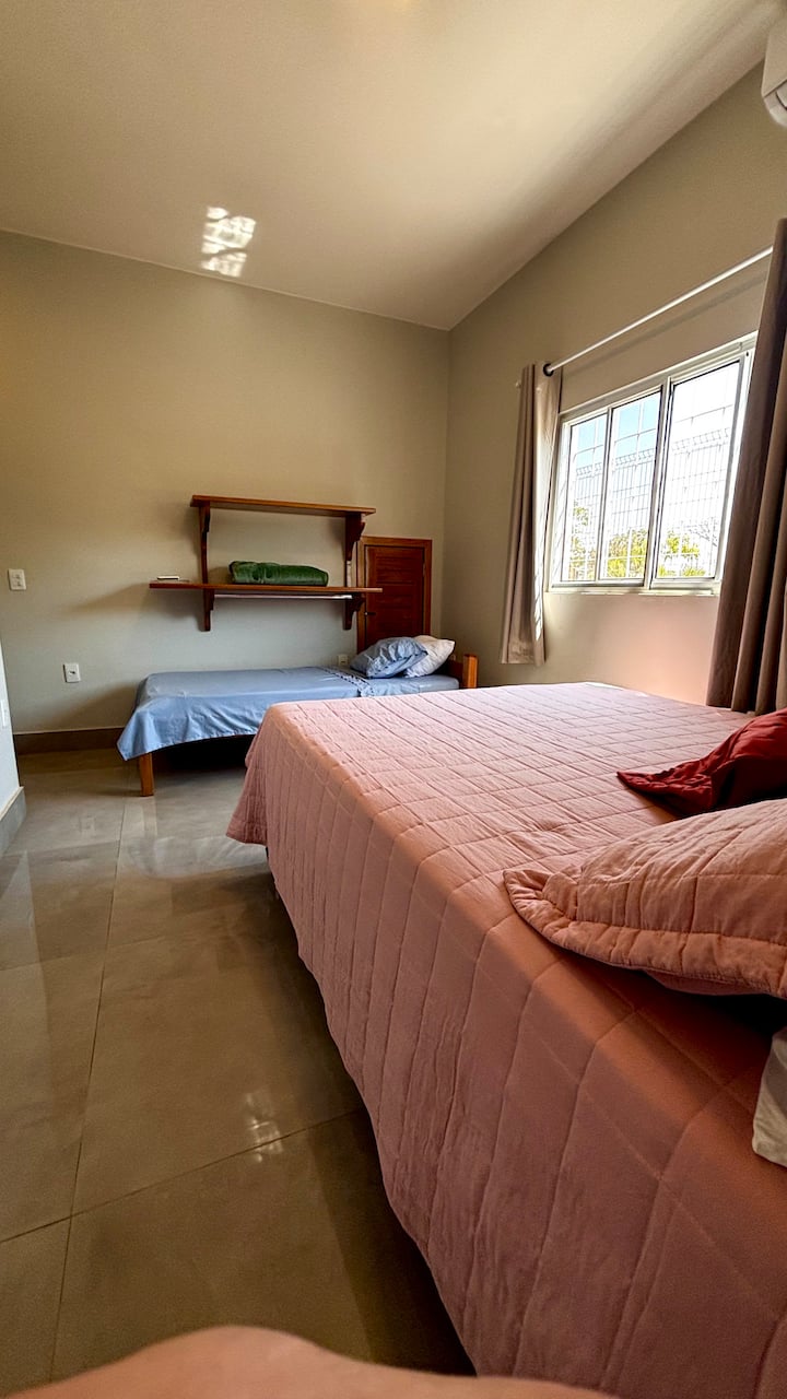 סוויטה עם מיטת יחיד אחת ומיטת קווין סייז אחת