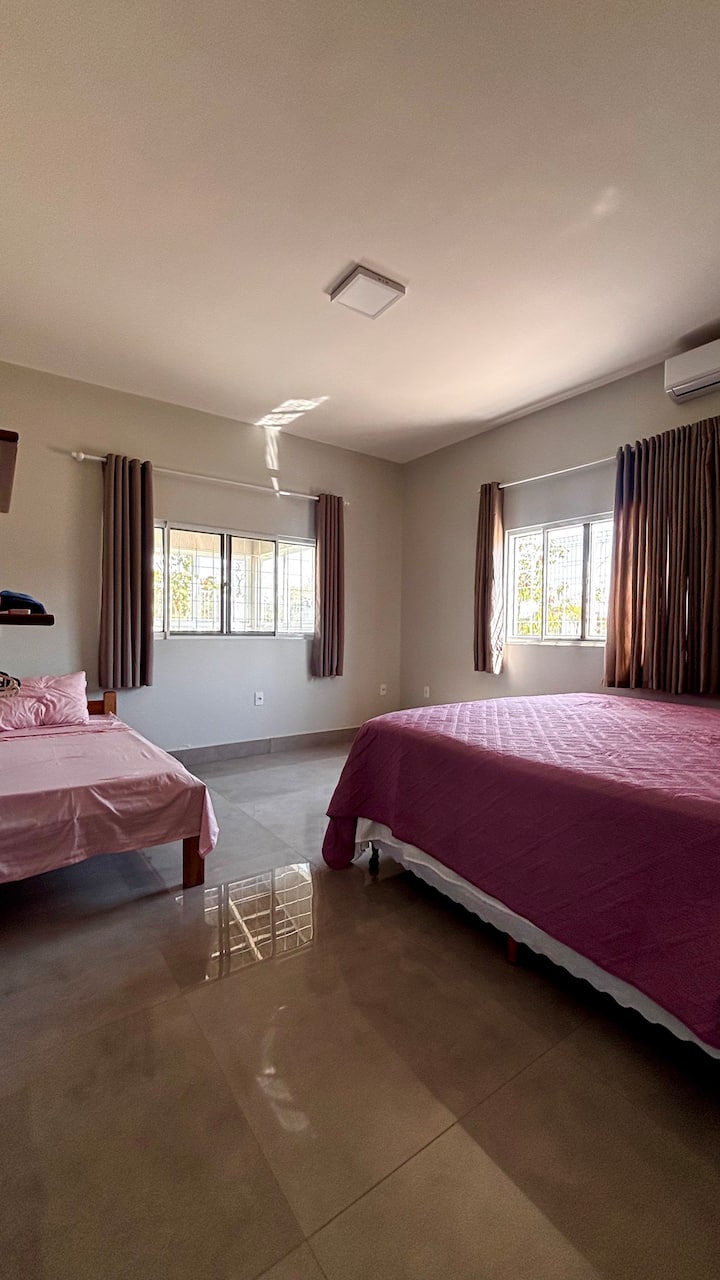 חדר שינה 1, עם מיטת סופר קינג סייז אחת ומיטת יחיד אחת, סוויטה