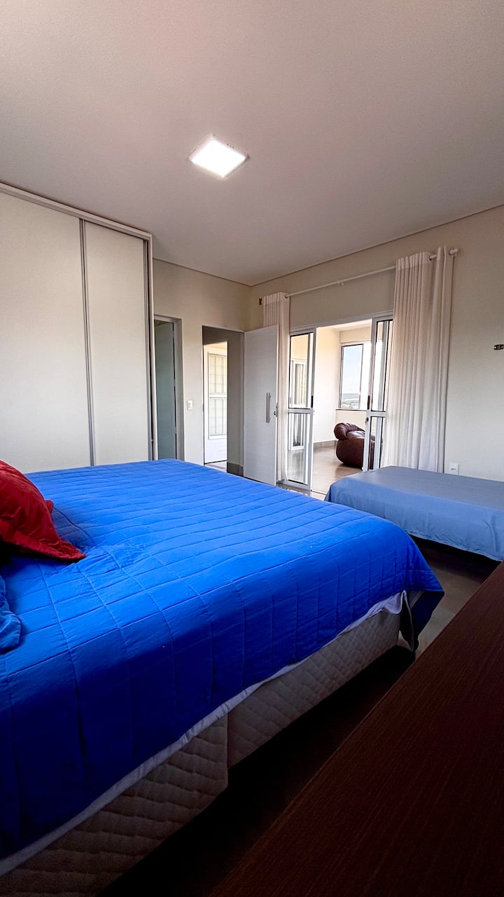 סוויטה עם מיטת קינג סייז אחת ומיטת יחיד אחת