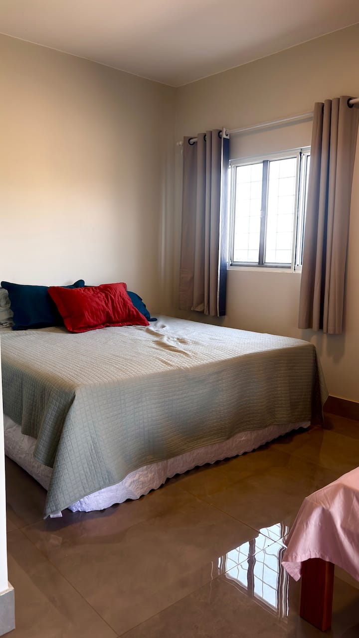 סוויטה עם מיטת קווין סייז אחת ומיטת יחיד אחת