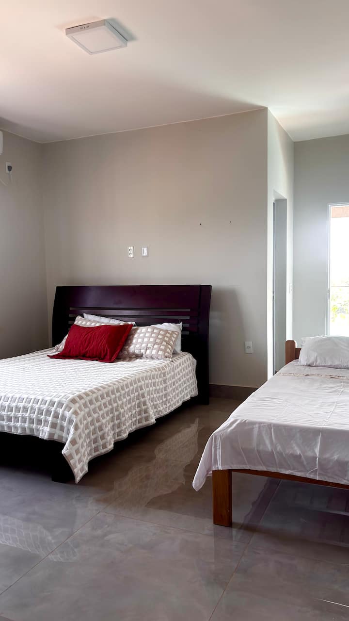 סוויטה עם מיטת קווין סייז אחת ומיטת יחיד אחת