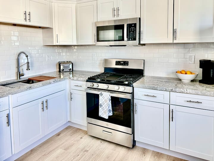 Shoreline Studio I Laundry & Parking I Downtown Hb - Huntington Beach, CA