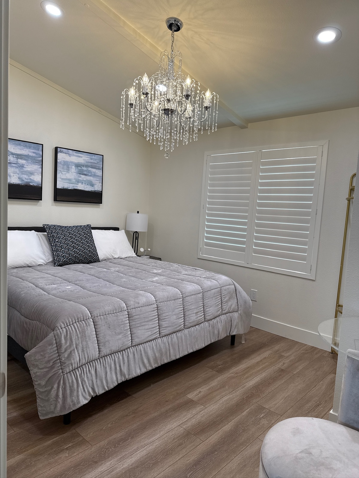 Dhoma kryesore e gjumit ka një krevat dopio "king" të rehatshëm me shtroja luksoze. Hapësira ka 3 opsione ndriçimi: llambadar kristali, ndriçim i konservuar i zbehtë dhe abazhurë tavoline të dyfishtë të pajisur me porta USB.