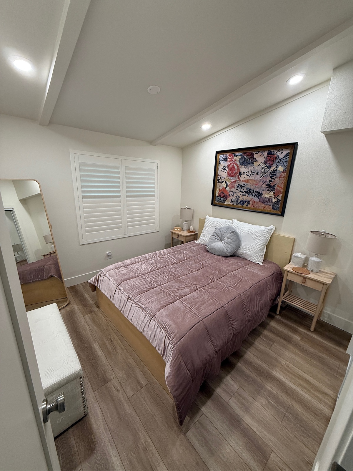 Dhoma e gjumit tre ofron një krevat dopio "queen" luksoz me abazhurë me prekje të zbehtë me 3 drejtime, të pajisura me porta USB.