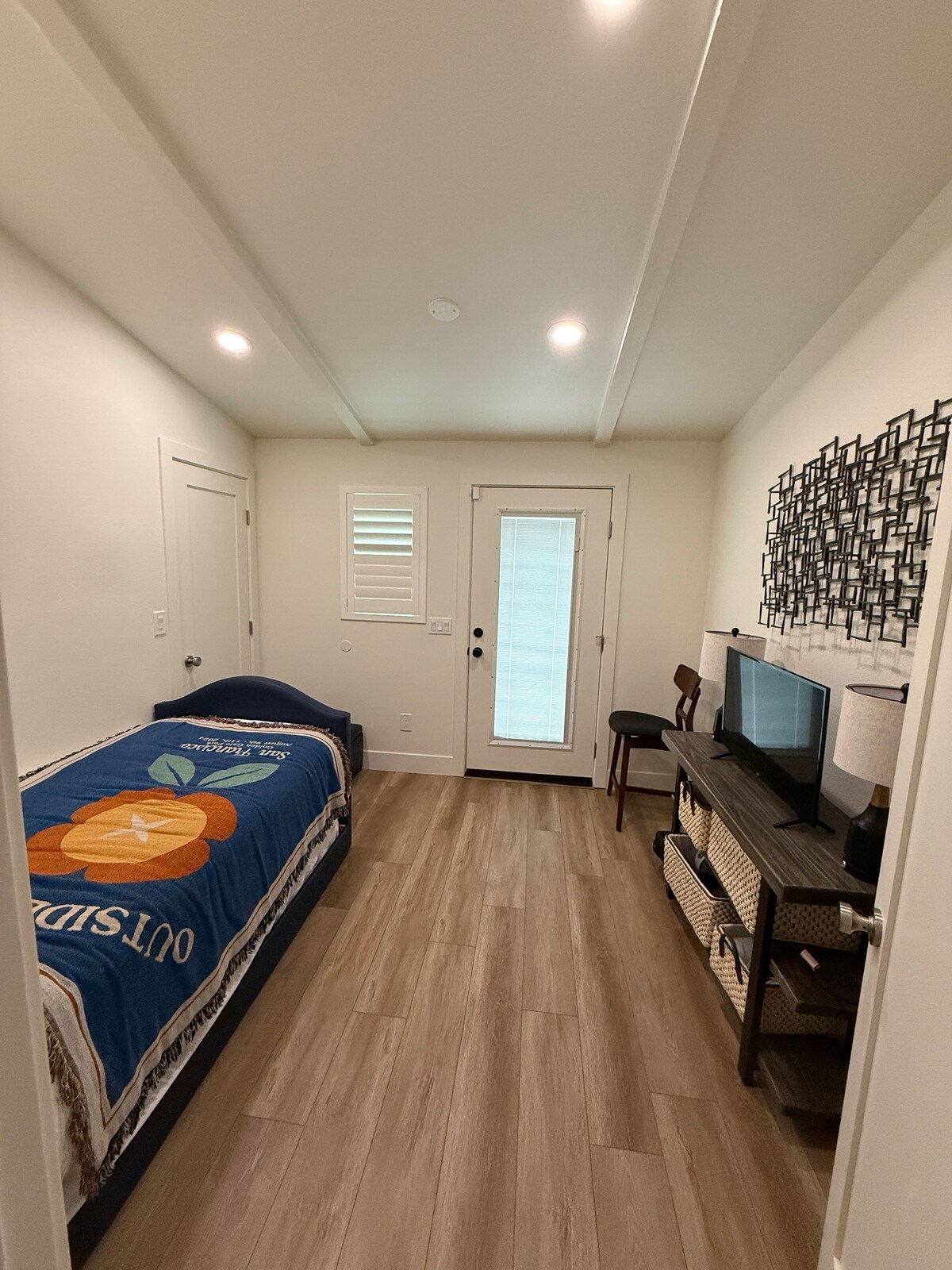 Dhoma e dytë e gjumit ofron një krevat të gjithanshëm me dy dyshekë me madhësi të dyfishtë, të përsosur për fëmijë ose të rritur të vegjël, me një peshë prej 175 lbs. Në këtë dhomë gjumi ka një televizor inteligjent.