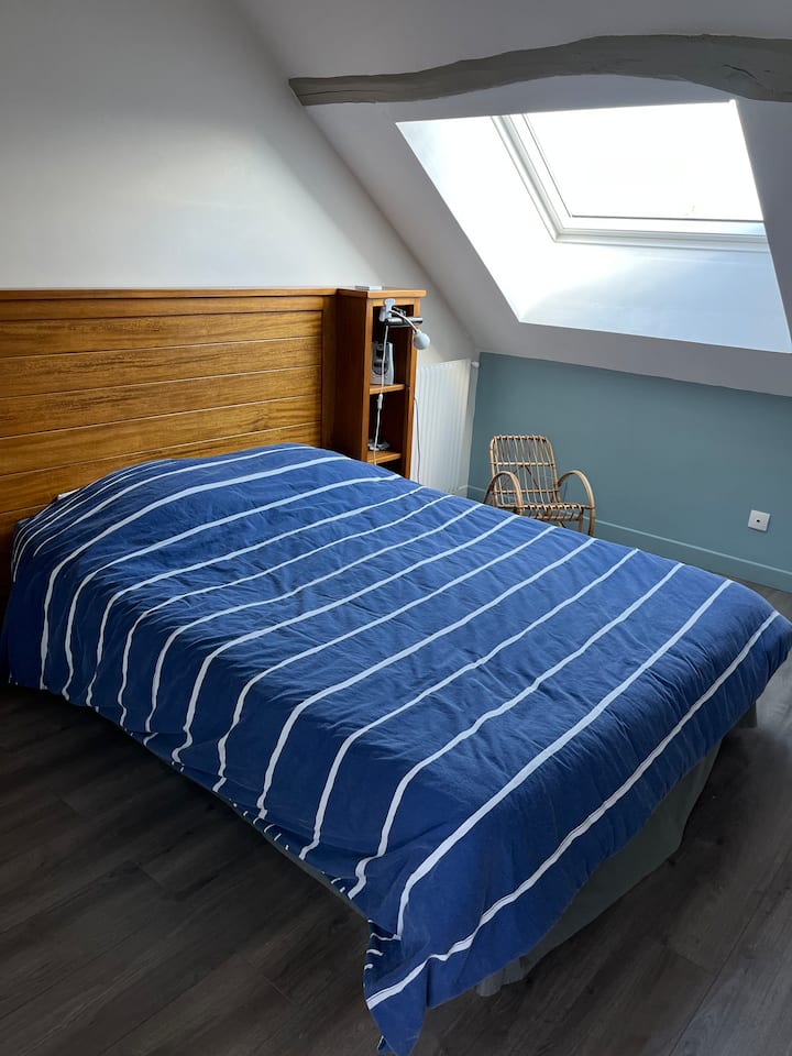 Tweepersoonskamer met bed 140 x 190 cm
Elektrisch rolluik voor buiten 