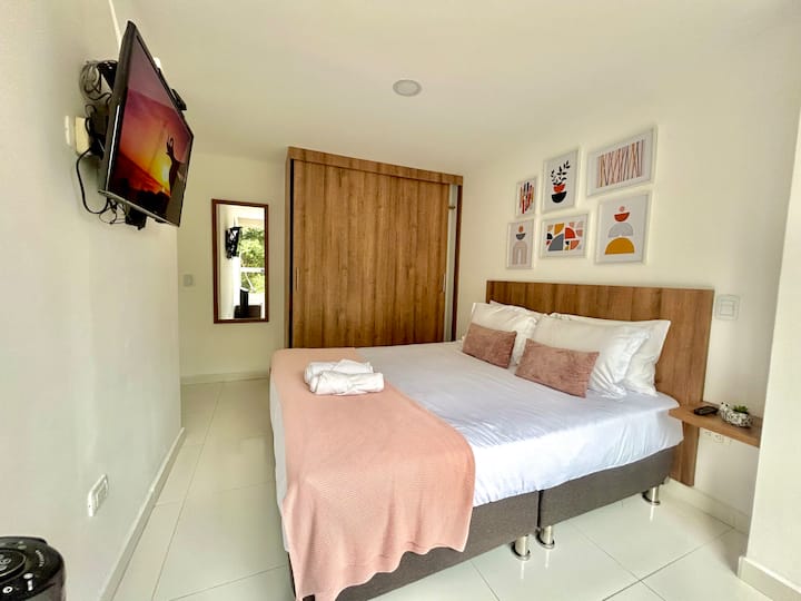 Spálňa s manželskou posteľou King na optimálny odpočinok v pokojnej atmosfére s úložným priestorom.